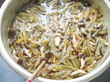 茎ワカメ煮物の鍋